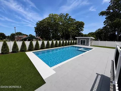19 Roslyn Dr, Oakhurst, NJ 07755