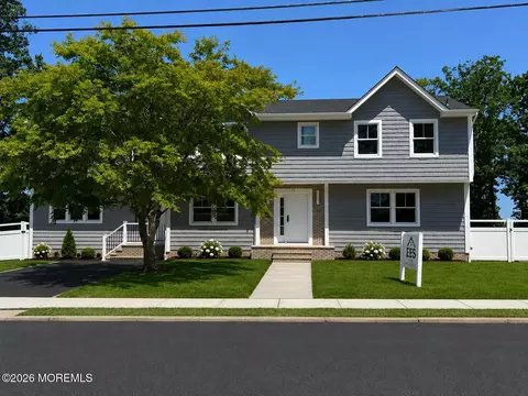 19 Roslyn Dr, Oakhurst, NJ 07755
