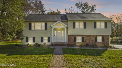 2 Sweet Briar Ln, Holmdel, NJ 07733