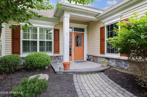 1 E Chatsworth Ln, Farmingdale, NJ 07727