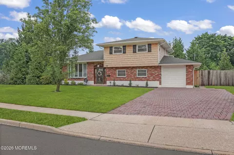 72 Wynnewood Ct, Freehold, NJ 07728