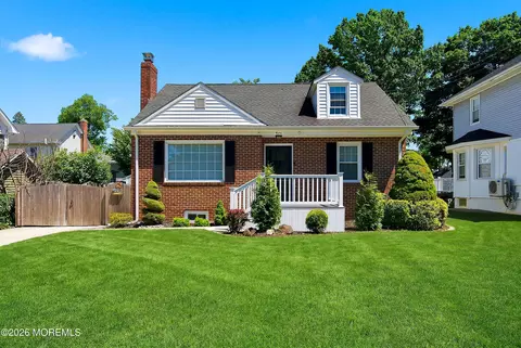 1 Cottage Pl, Freehold, NJ 07728