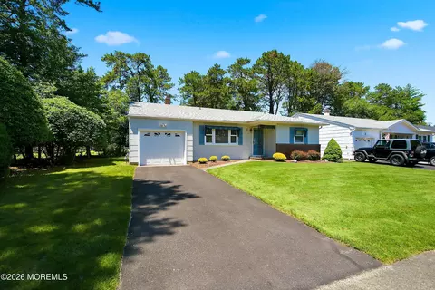 1 Beaverbrook Dr, Toms River, NJ 08757