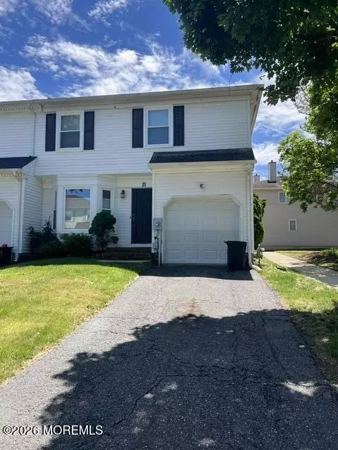 21 Carriage Ln, Englishtown, NJ 07726