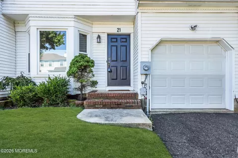 21 Carriage Ln, Englishtown, NJ 07726