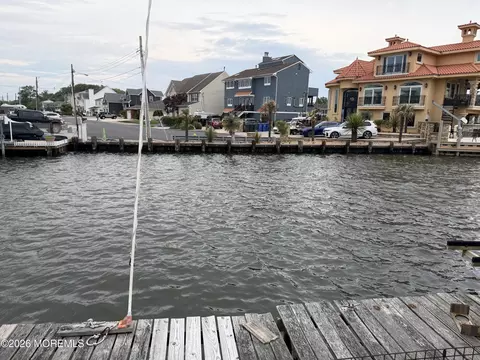 242 Bay Stream Dr, Toms River, NJ 08753