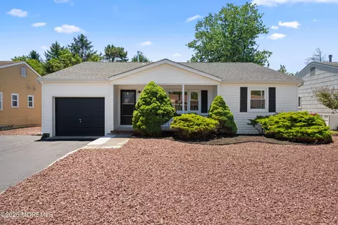 33 Whitmore Dr, Toms River, NJ 08757