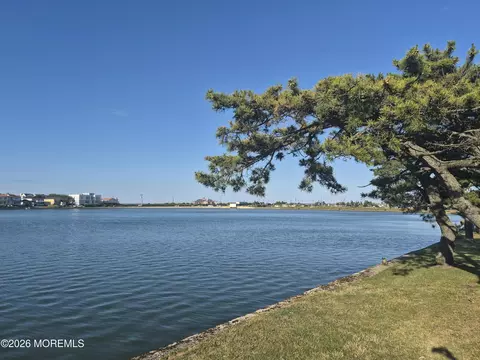 306 Deal Lake Dr #40, Asbury Park, NJ 07712