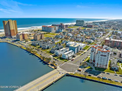 306 Deal Lake Dr #40, Asbury Park, NJ 07712
