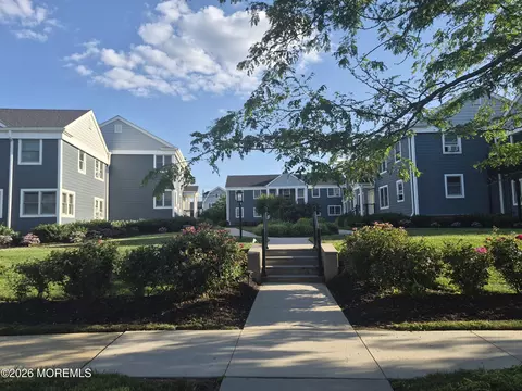 306 Deal Lake Dr #40, Asbury Park, NJ 07712