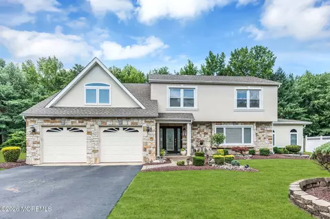 28 Devon Dr, Manalapan, NJ 07726