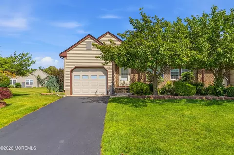 11 John Hancock Dr # B, Monroe, NJ 08831