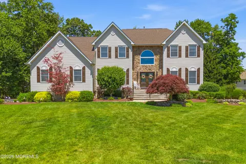 16 Kings Ct, Monroe, NJ 08831