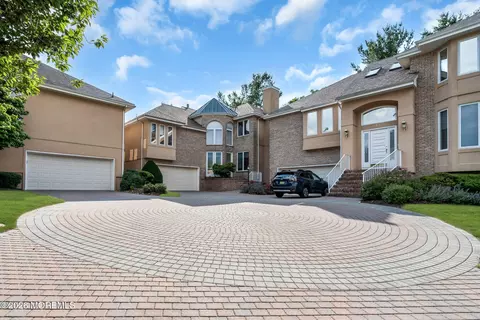 56 Tamarac Ct, Holmdel, NJ 07733