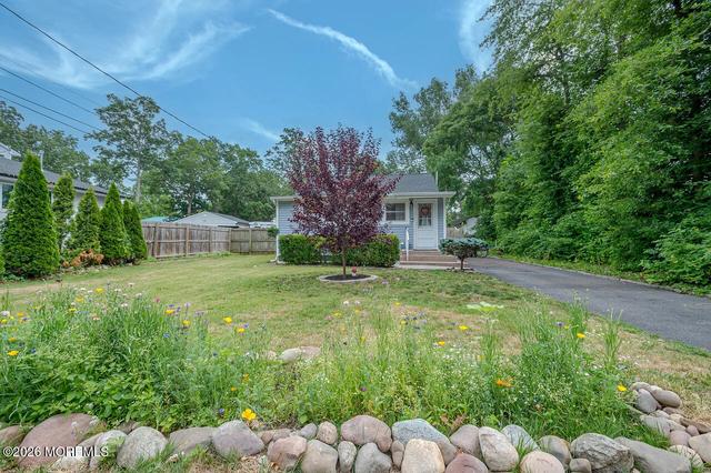 42 E 2nd St, Howell, NJ 07731