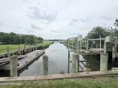 68 Gooseneck Point Rd, Oceanport, NJ 07757