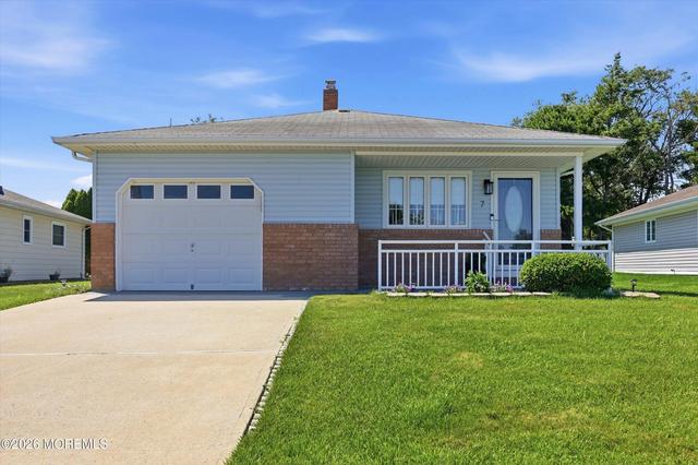 7 Saint Catherine Blvd, Toms River, NJ 08757