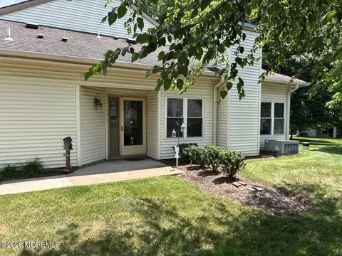 218 Ravenswood Rd, Englishtown, NJ 07726