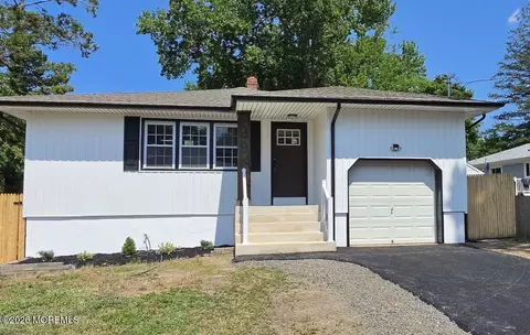 29 Wayside Dr, Keyport, NJ 07735