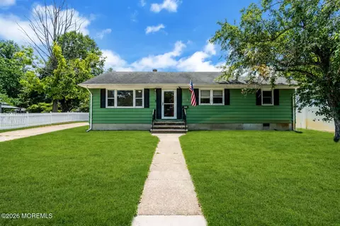 514 Pine St, Lakehurst, NJ 08733