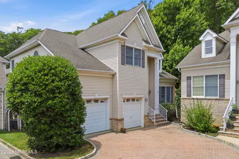 25 Brittany Ct, Middletown, NJ 07748