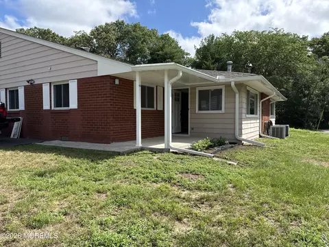 5 B Swallow St, Manchester, NJ 08759