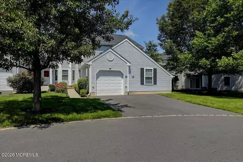 16 Pagoda Ln, Freehold, NJ 07728
