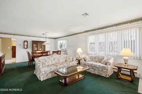 7 Canaries Ct, Toms River, NJ 08757