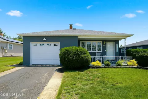 7 Canaries Ct, Toms River, NJ 08757