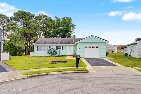 20 Thronbury Ct, Toms River, NJ 08757