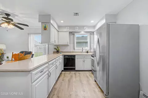 20 Thronbury Ct, Toms River, NJ 08757