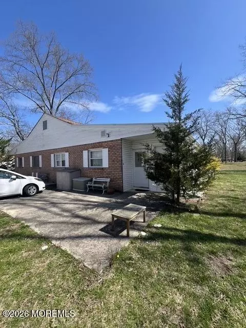 9 Willow St #D, Toms River, NJ 08757