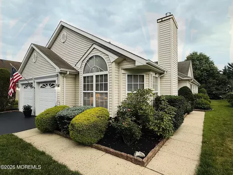 18 Skyline Dr, Lakewood, NJ 08701