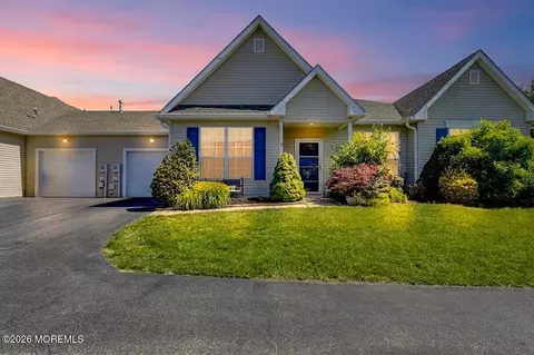 18 Deerchase Ln, Lakewood, NJ 08701