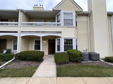 16 Fryer Ct, Hightstown, NJ 08520