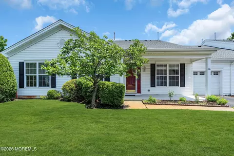 146 Greenlawns Dr, Lakewood, NJ 08701