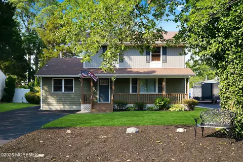 888 Briarcliff Dr, Toms River, NJ 08753