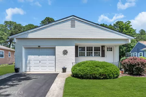 108 Torrey Pines Dr, Toms River, NJ 08757