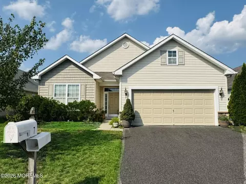 7 Eagle Ridge Cir, Lakewood, NJ 08701