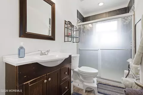 Bath - 74 Citadel Dr, Jackson, NJ 08527 photo 1 of 2