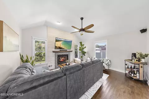 Living - 159 Washington Ave, Matawan, NJ 07747 photo 2 of 4