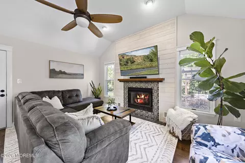 Living - 159 Washington Ave, Matawan, NJ 07747 photo 4 of 4