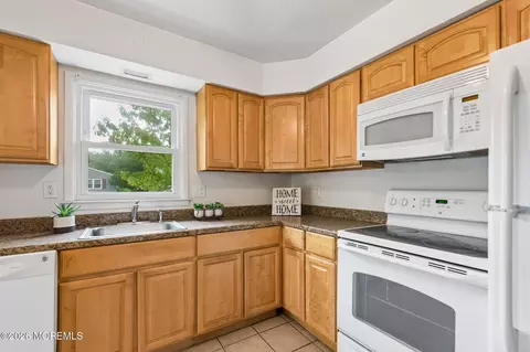 2 Sutherland Ct, Toms River, NJ 08757