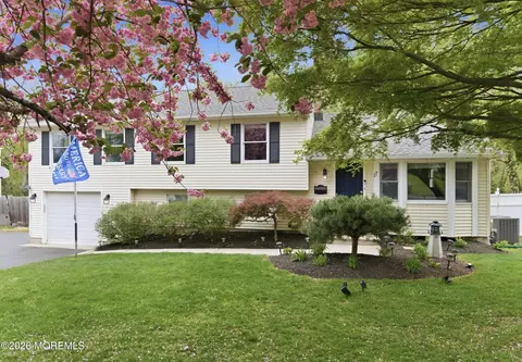 17 Millbrook Dr, Middletown, NJ 07748