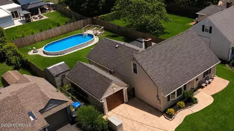 85 Roosevelt Cir E, Red Bank, NJ 07701