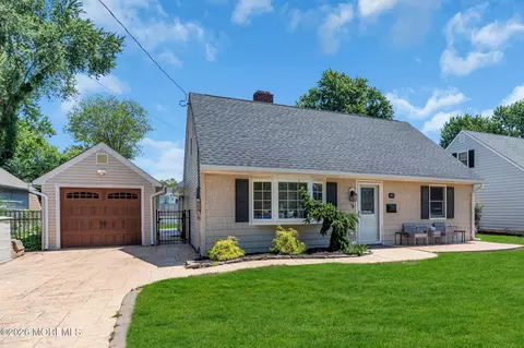 85 Roosevelt Cir E, Red Bank, NJ 07701