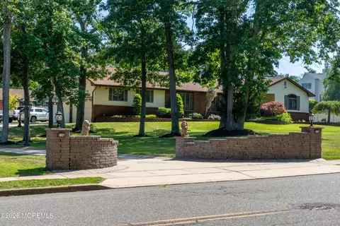 126 Shenandoah Blvd, Toms River, NJ 08753