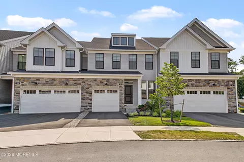 30 Cloverleaf Ln, Manalapan, NJ 07726