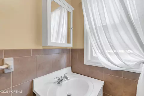 Bath - 4 Middlesex Rd, Matawan, NJ 07747 photo 2 of 3