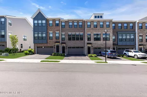 27 Linder Ct, Middletown, NJ 07748